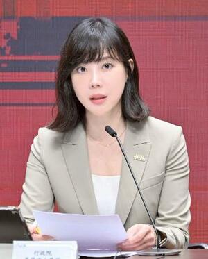 14日、台北市で記者会見する台湾行政院の李慧芝報道官(行政院提供・共同)