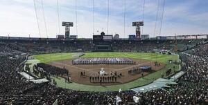 2025年3月、甲子園球場で行われた第97回選抜高校野球大会の開会式。日本高野連がDH制を導入することを決め、全国レベルでは来年の選抜高校野球大会から実施される