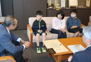 渡辺竜五市長に受賞を報告した行谷小の児童=佐渡市千種