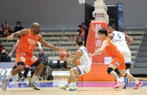 新潟-福岡 第1クオーター、ゴールを守る新潟の選手=アオーレ長岡