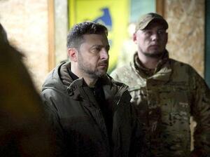 ウクライナ・ドネツク州で、前線の軍を視察するゼレンスキー大統領(左)=6日(大統領府提供・ロイター=共同)