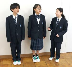 新しい制服を着た内野中の1年生。ブレザーはボタンの付け替えにより、左右どちらでも前にすることができる=4月10日、新潟市西区内野西1