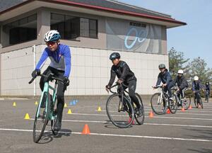 ジュニアサイクルクラブで、スラロームの練習をする中学生=弥彦村上泉