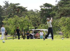 青空の下でプレーを楽しむ参加者ら=新発田市元郷