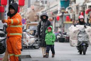 北京市内の繁華街を歩く人たち=19日(共同)