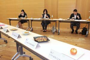 エコレシピコンテストで作品を実食する審査員=新潟市中央区清五郎