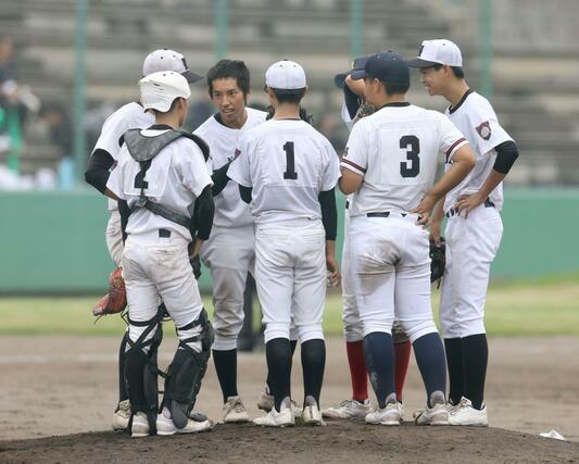 加茂暁星－五校連合　５回ピンチでマウンドに集まる五校連合ナイン＝９月６日、新発田市五十公野公園野球場