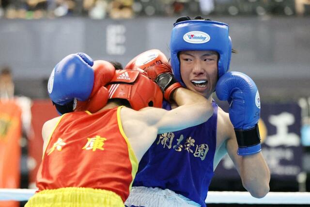 ボクシング・バンタム級２回戦　攻める開志学園の三國成（右）＝佐賀県ＳＡＧＡアリーナ