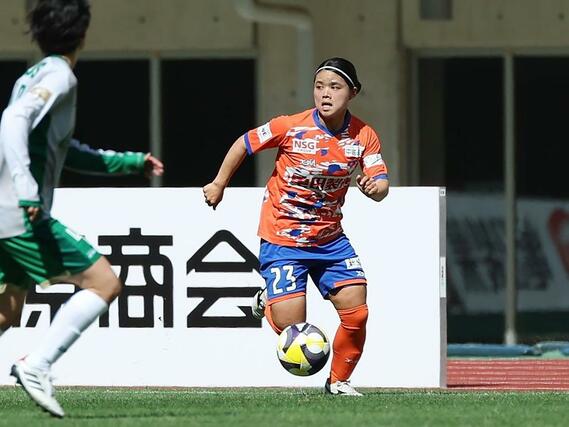 新潟Ｌ－日テレ東京Ｖ　前半、サイドを攻め上がるＦＷ山本結菜＝デンカビッグスワン