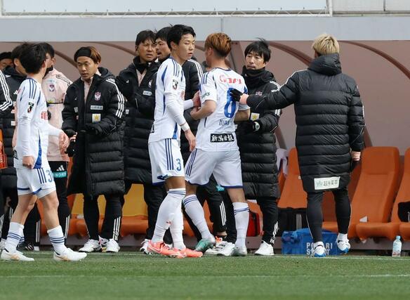 清水-新潟 前半、退場となったMF秋山裕紀を気遣う樹森大介監督=アイスタ