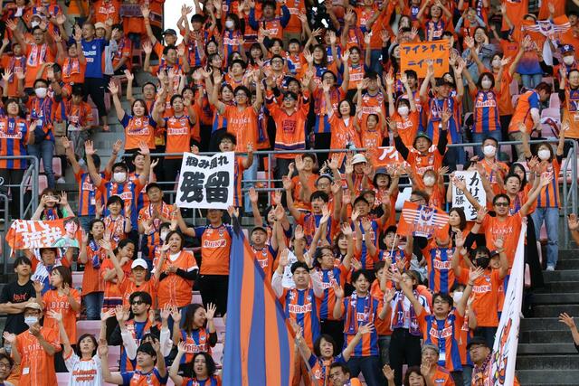 アップ中の選手に声援を送る新潟サポーター=デンカビッグスワン