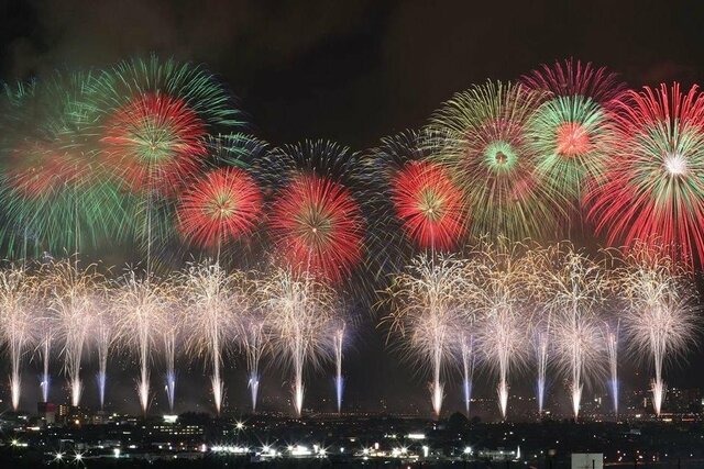 夜空を彩った長岡花火「復興祈願花火フェニックス」＝８月２日、長岡市