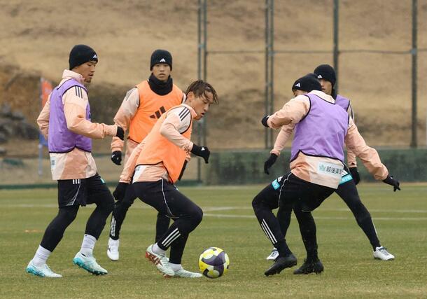 MF秋山裕紀(中央)ら