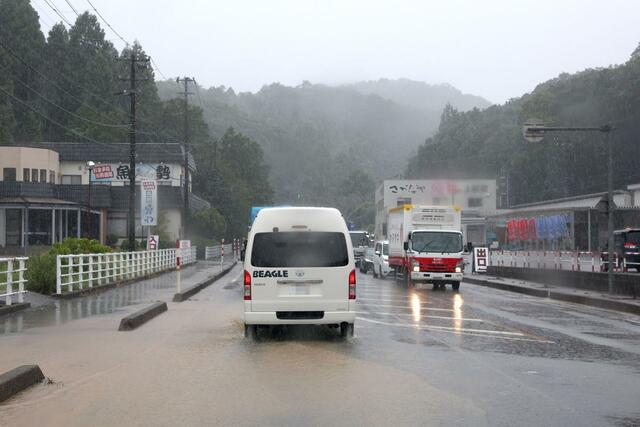 冠水した国道8号=3日午前9時半、上越市国府2付近 (画像の一部を加工しています)