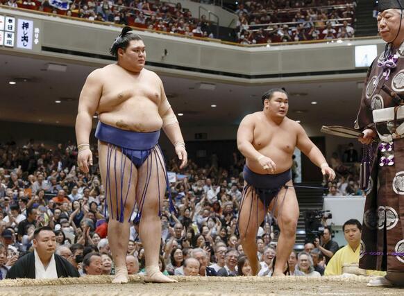 優勝決定戦で豊昇龍（右）を寄り倒しで破り、５度目の優勝を果たした大の里＝両国国技館