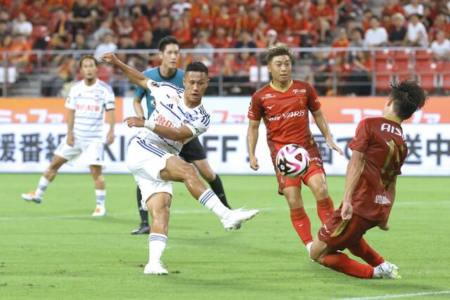 後半、新潟の小野裕二がフリーでシュートを打つも名古屋の守りに跳ね返される＝９月１８日、豊田スタジアム