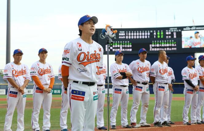 今季最終戦を終え、ファンにあいさつする武田勝監督＝エコスタ