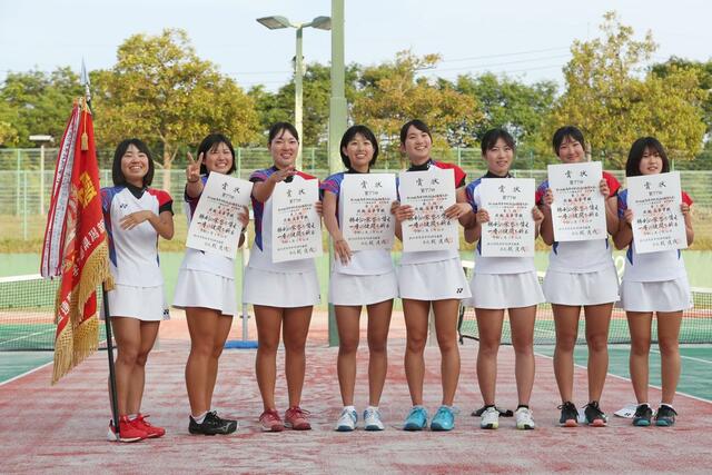 ソフトテニス女子団体決勝 優勝した北越の選手たち=新潟市庭球場