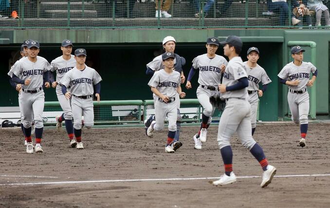 北越-中越 優勝が決まりベンチから駆け出す中越ナイン=長岡市悠久山