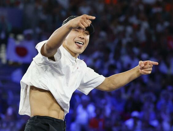 男子３位決定戦　演技する半井重幸＝パリ（共同）