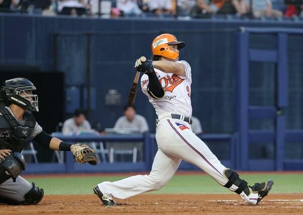 オイシックス－巨人　新潟初回無死二塁、髙山の右越え適時二塁打で２－０＝エコスタ