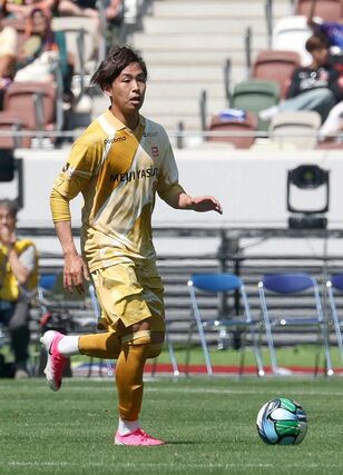 Ｊ２・Ｊ３西Ａ組－Ｊ２・Ｊ３西Ｂ組　ボールを運ぶ舩木翔＝ＭＵＦＧ国立