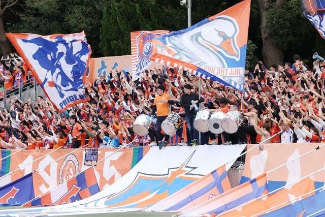 湘南-新潟 試合前、気勢を上げる新潟サポーター=レモンガススタジアム平塚