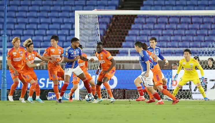 横浜M-新潟 前半、ゴール前を固める新潟の選手たち=日産スタジアム