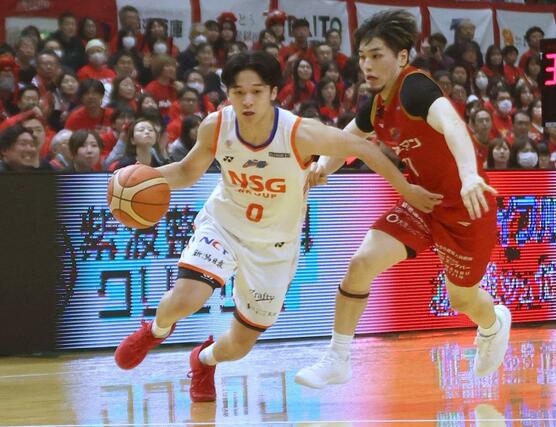 岩手－新潟　第２クオーター、攻める樋口蒼生＝５月１８日、盛岡タカヤアリーナ