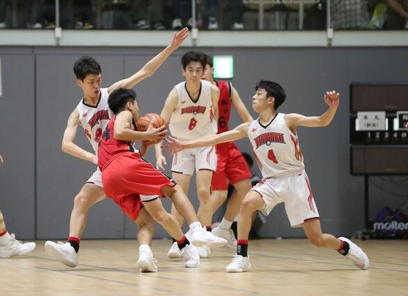 男子予選リーグ　本丸－梅丘（東京）　第１クオーター、粘り強く守る本丸の選手ら＝アオーレ長岡