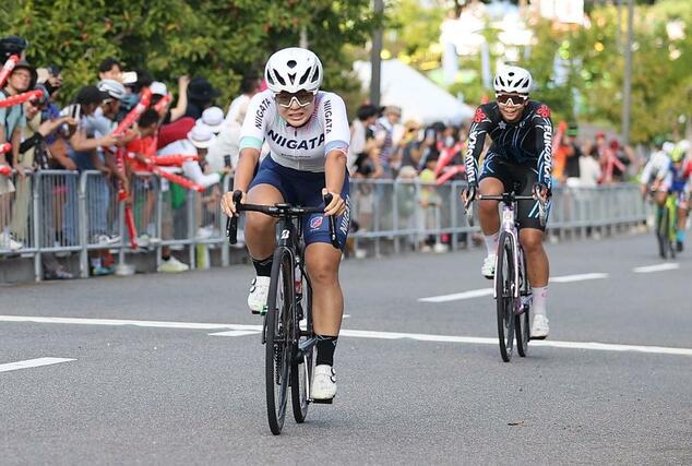 準優勝の水谷彩奈がフィニッシュ=9月21日、滋賀県東近江市