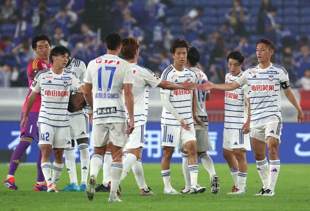 リーグ戦５試合ぶりの勝ち点１をもぎ取った新潟＝日産スタジアム