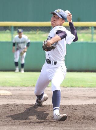 三条東－十日町　二番手で登板した十日町の小林幸也投手＝新発田市五十公野