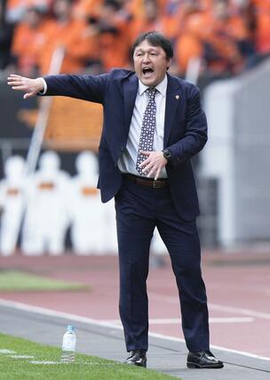東京Ｖ－清水　前半、指示を出す清水・秋葉監督＝国立競技場