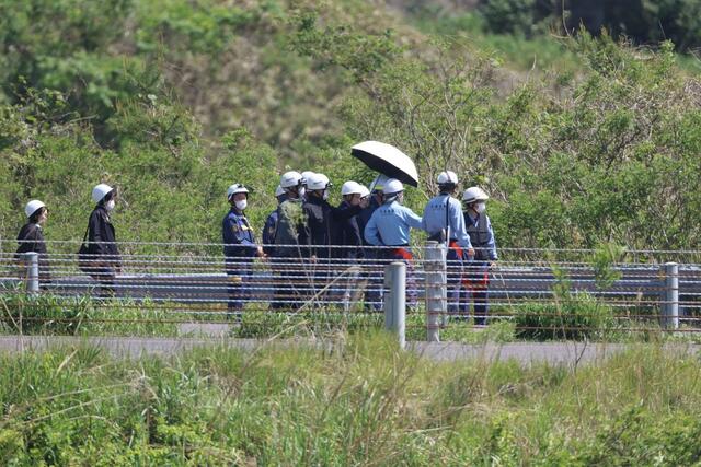磐越道バス事故の実況見分＝１８日午前９時２６分、福島県郡山市