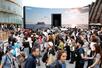マルタ館に並ぶ大勢の来場者=5日、大阪市此花区の夢洲