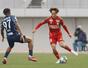 前節J2徳島戦でプレーするDF佐藤海宏=15日、鳴門大塚