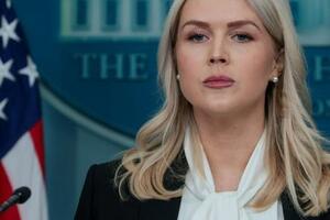 　ホワイトハウスで記者会見するキャロライン・レビット米大統領報道官＝４日、ワシントン（ロイター＝共同）