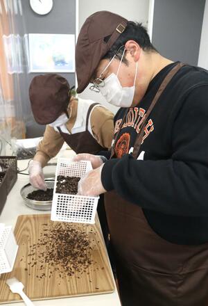 コーヒー豆の販売準備をするあめのちはれの利用者=南魚沼市二日町