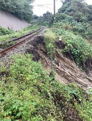 雨の影響で、線路や枕木を支える砕石が流れ出た現場=9月22日、村上市(JR東日本新潟支社提供)