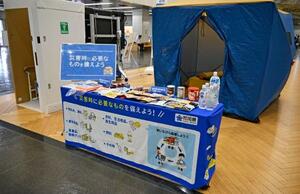 「今年の大雨対策」展で、福岡県庁に展示された備蓄品=5月