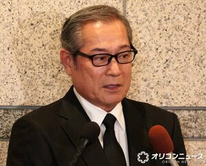 中村玉緒さんに別れを告げた松平健 （C）ORICON NewS inc.