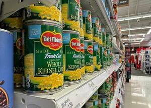 店に並ぶデルモンテ・フーズの缶詰=3日、米カリフォルニア州(ゲッティ=共同)