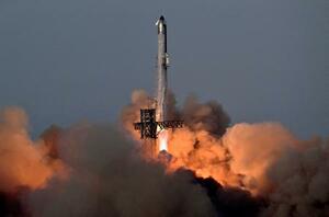 打ち上げられた米スペースXの大型宇宙船「スターシップ」=26日、テキサス州スターベース市(ロイター=共同)