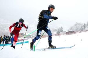 　山岳スキー男子スプリントで銀メダルを獲得したＡＩＮのニキータ・フィリポフ（右）＝１９日、イタリア・ボルミオ（ゲッティ＝共同）