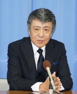 記者会見で参院選への出馬を表明する世良公則氏=1日午後、大阪府庁