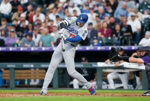 米大リーグ、ロッキーズ戦の6回、27号2ランを放つドジャースの大谷翔平。日米通算300号に到達した=24日、デンバー(共同)