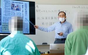 北海道月形町の月形刑務所で受刑者に講話をする前田敏章さん=2024年10月(画像の一部を加工しています)