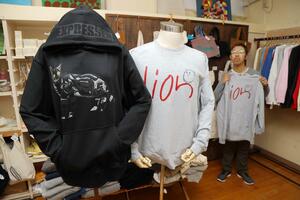 ネコのパーカなど秋冬の新作が新たに加わったさんろーどの売店=新潟市中央区蒲原町
