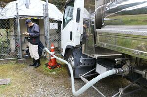 各戸につながるタンクに水を補充する給水車。週４回、欠かさず訪れる＝宮崎市の持田集落